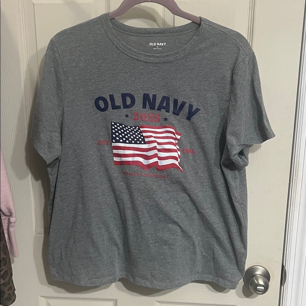 Old Navy Gray Women’s  Tee with Flag Graphic